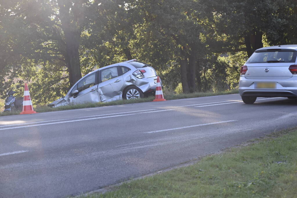 Bestelbus kanteld bij aanrijding met auto