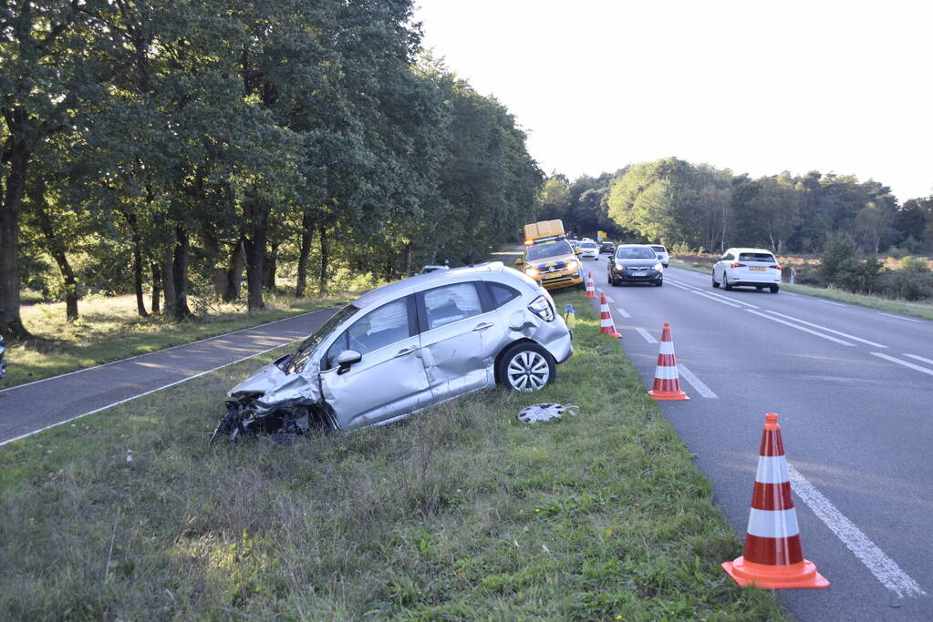 Bestelbus kanteld bij aanrijding met auto