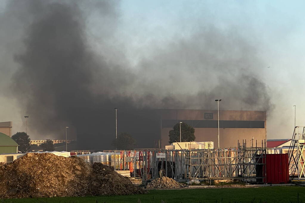 Graafmachine uitgebrand in loods van afvalverwerker