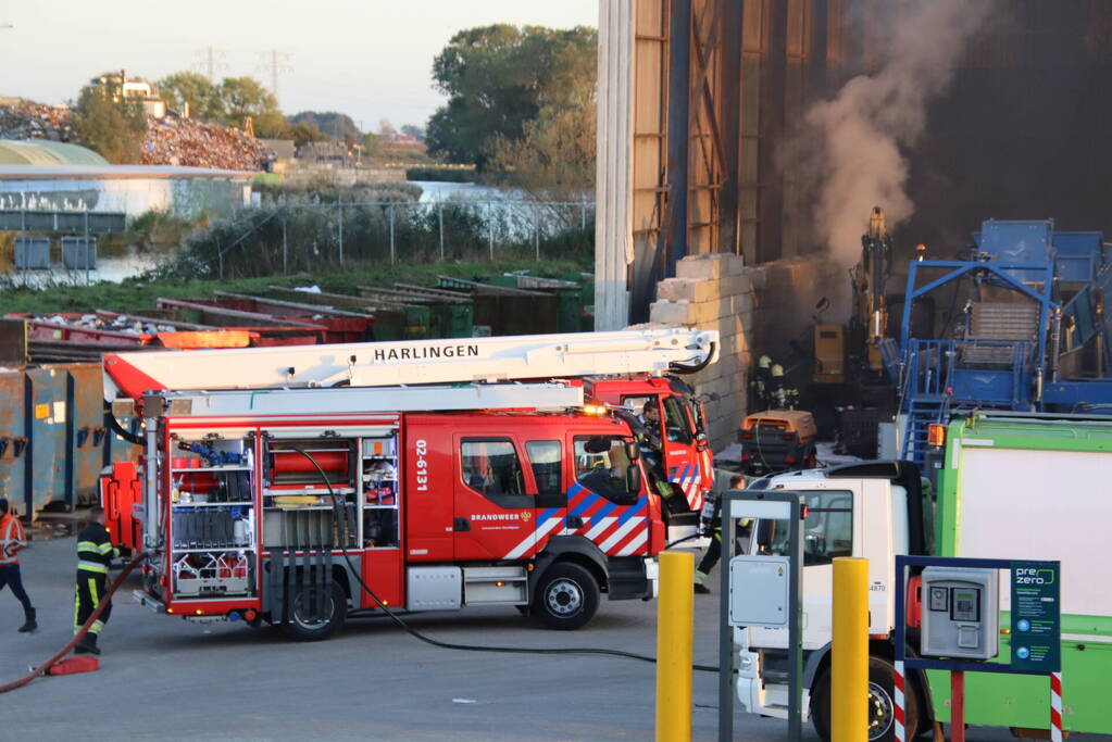 Graafmachine uitgebrand in loods van afvalverwerker