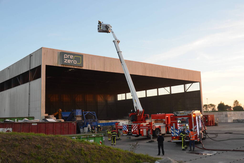 Graafmachine uitgebrand in loods van afvalverwerker