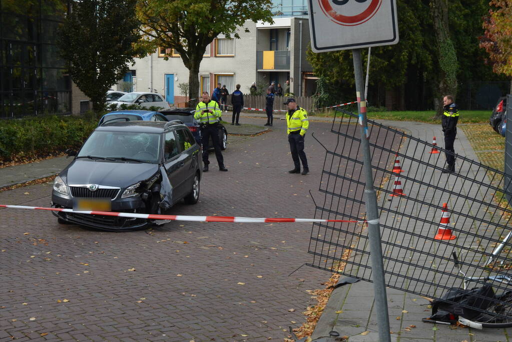 Politie verricht onderzoek nadat fietser geschept is