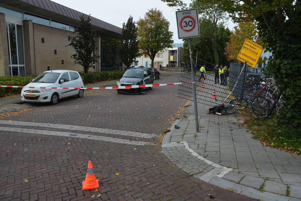 Politie verricht onderzoek nadat fietser geschept is