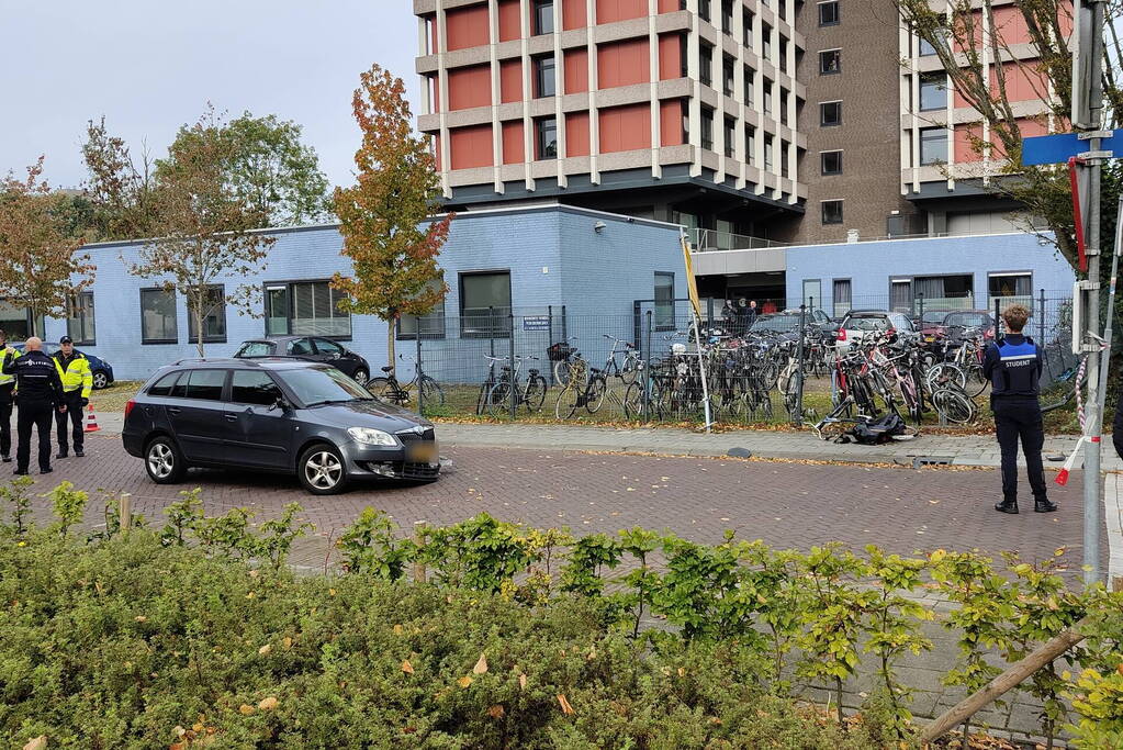 Politie verricht onderzoek nadat fietser geschept is