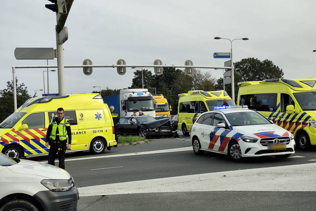 Politieauto in botsing met auto op kruising