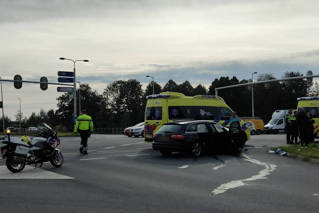 Politieauto in botsing met auto op kruising