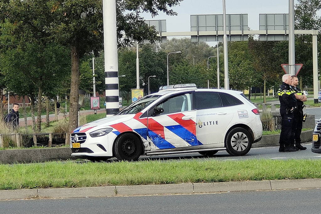 Politieauto in botsing met auto op kruising