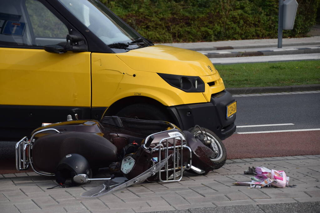 Twee gewonden nadat bezorger scooter schept