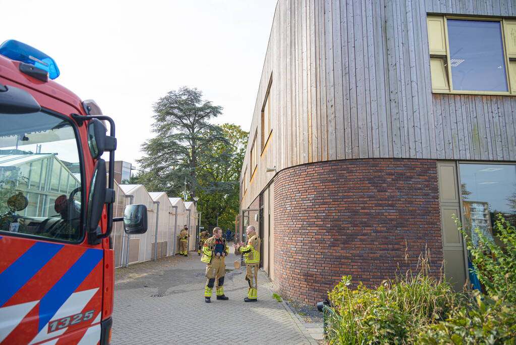 Stapelpapier vliegt in brand Yuverta college