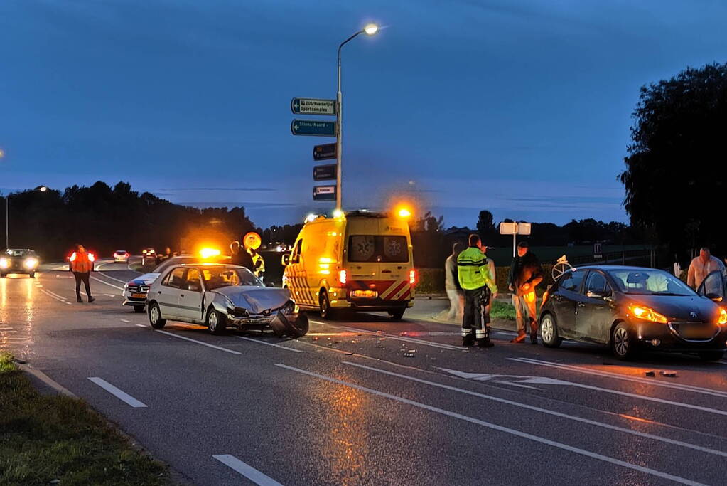 Persoon en hond gewond bij botsing op kruising