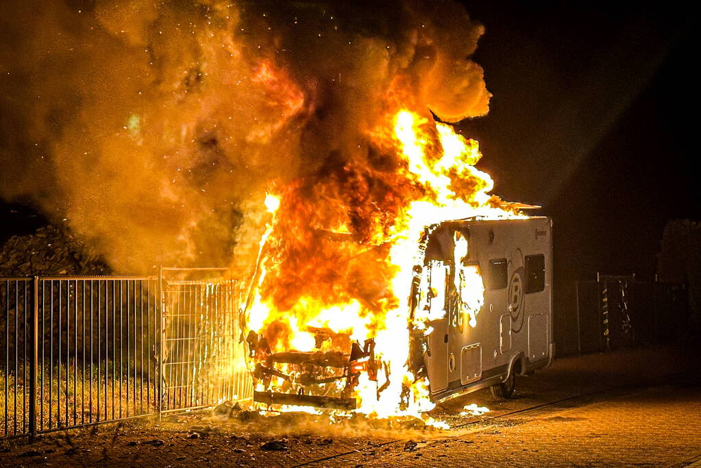 Camper in lichterlaaie op industrieterrein