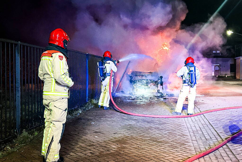 Camper in lichterlaaie op industrieterrein