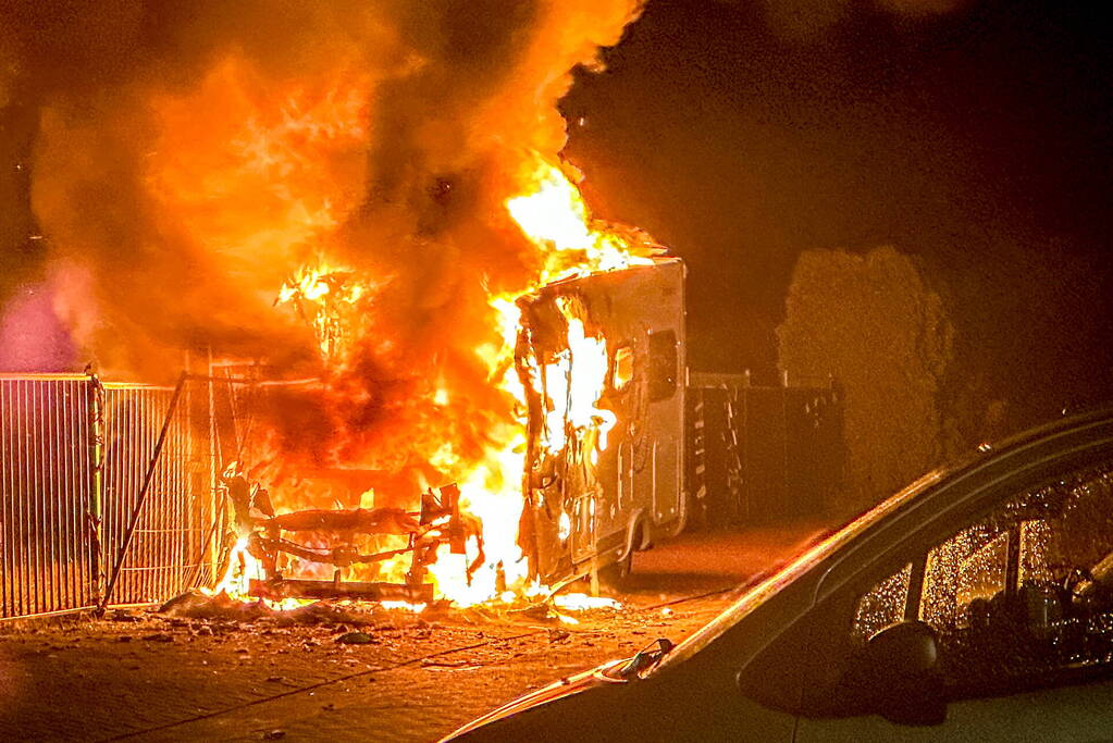 Camper in lichterlaaie op industrieterrein