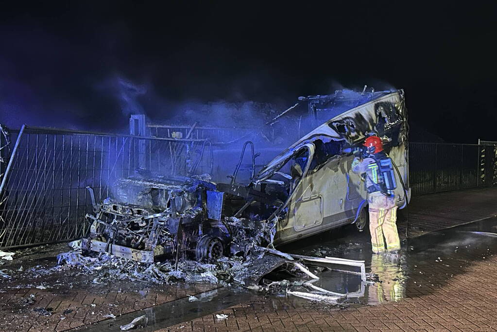 Camper in lichterlaaie op industrieterrein