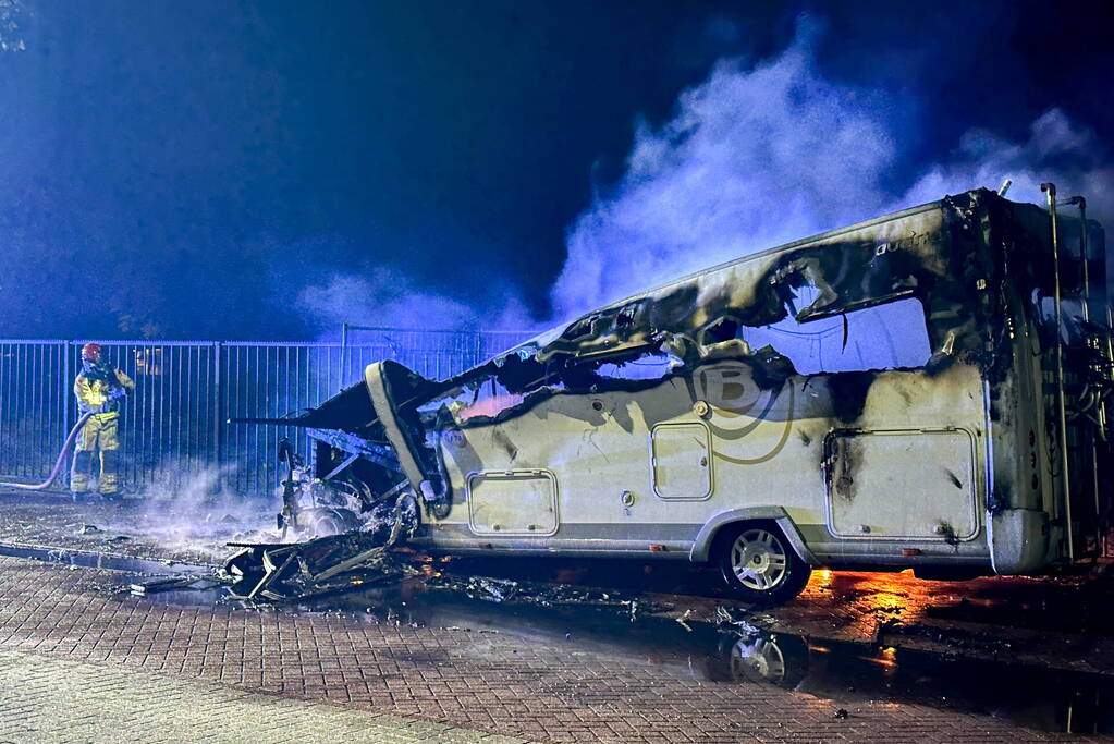 Camper in lichterlaaie op industrieterrein