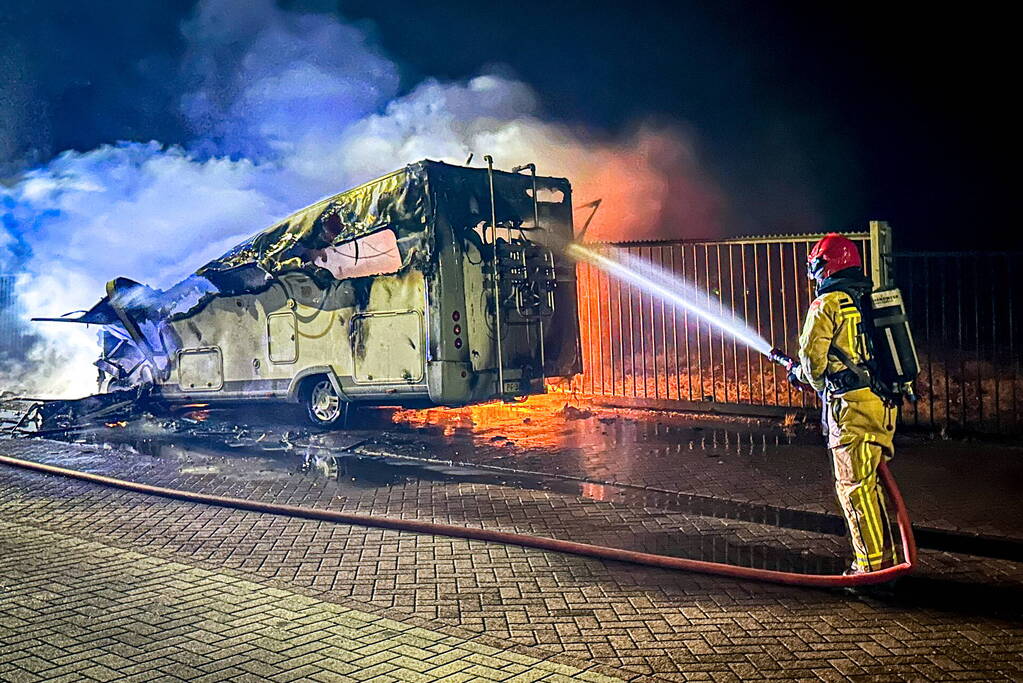 Camper in lichterlaaie op industrieterrein