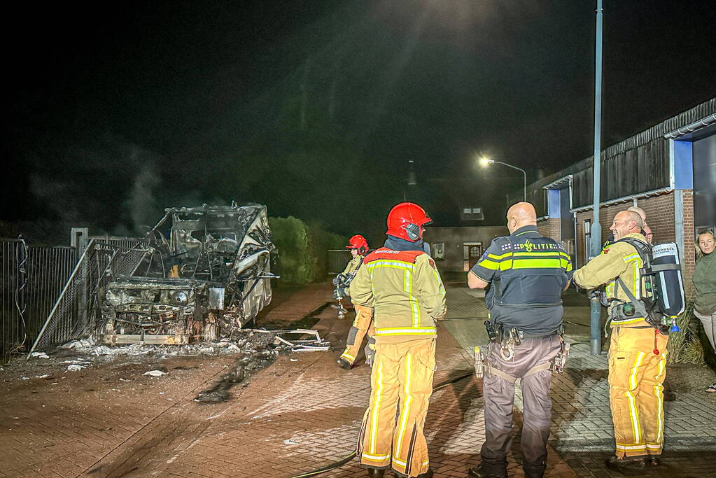 Camper in lichterlaaie op industrieterrein