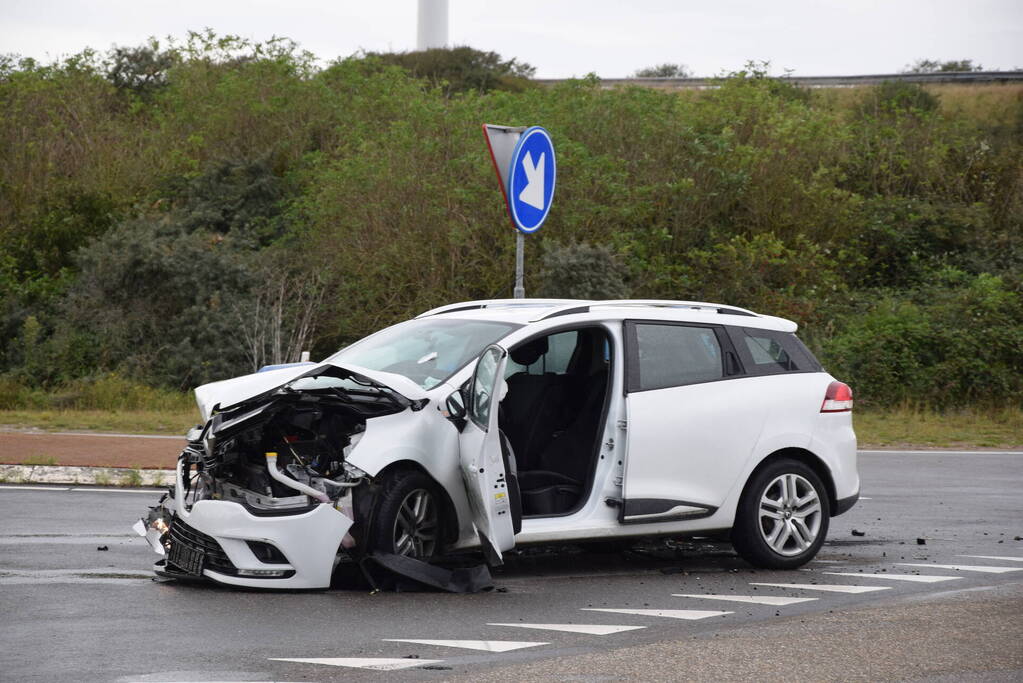 Veel schade bij aanrijding op T-splitsing