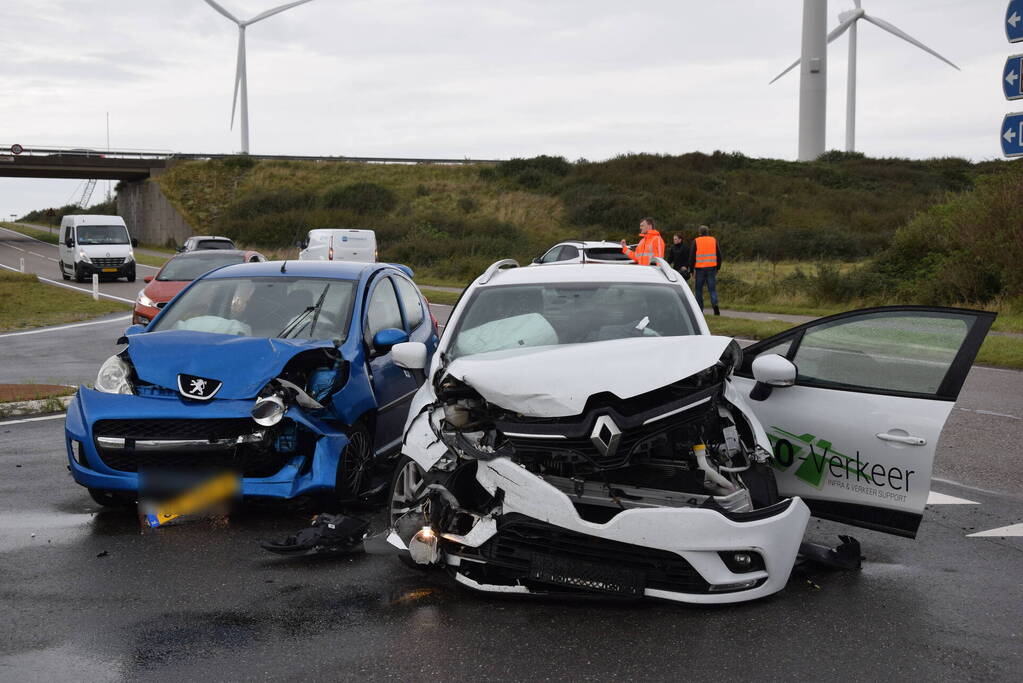 Veel schade bij aanrijding op T-splitsing