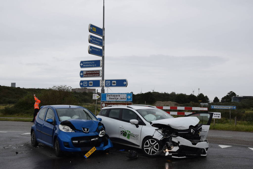 Veel schade bij aanrijding op T-splitsing