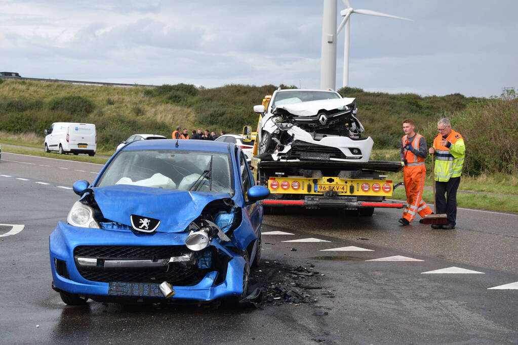 Veel schade bij aanrijding op T-splitsing