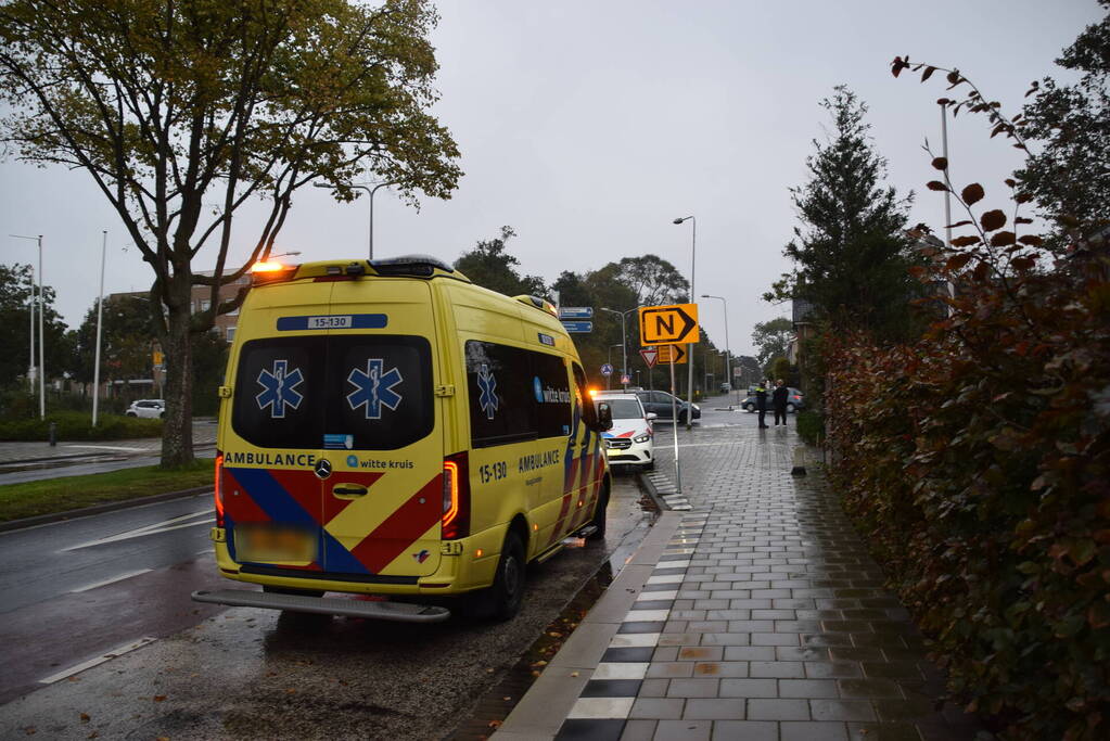 Bestuurder van bestelbus en fietser in botsing