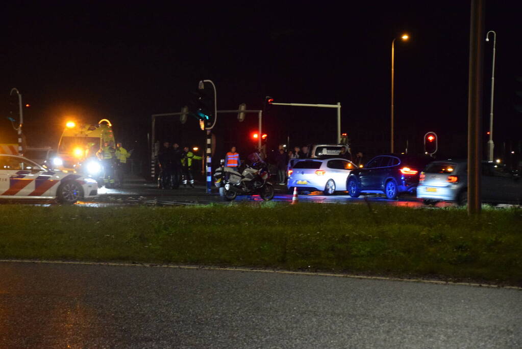 Agent gewond bij aanrijding met bestelbus