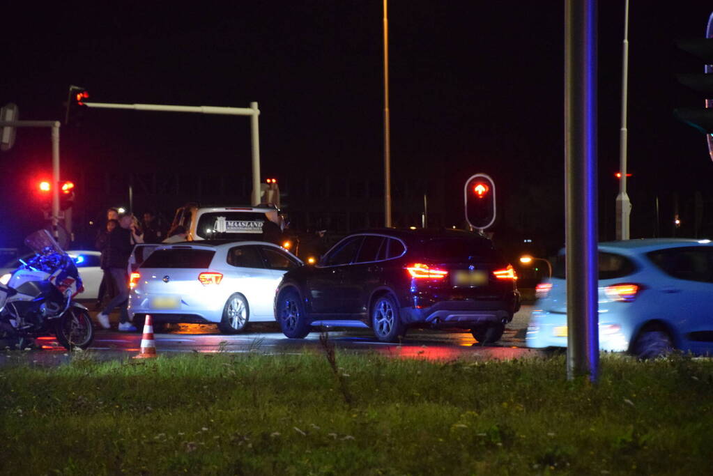 Agent gewond bij aanrijding met bestelbus