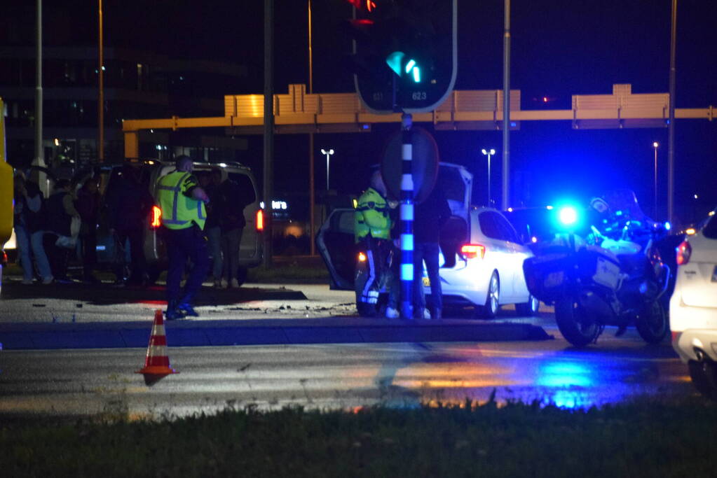 Agent gewond bij aanrijding met bestelbus