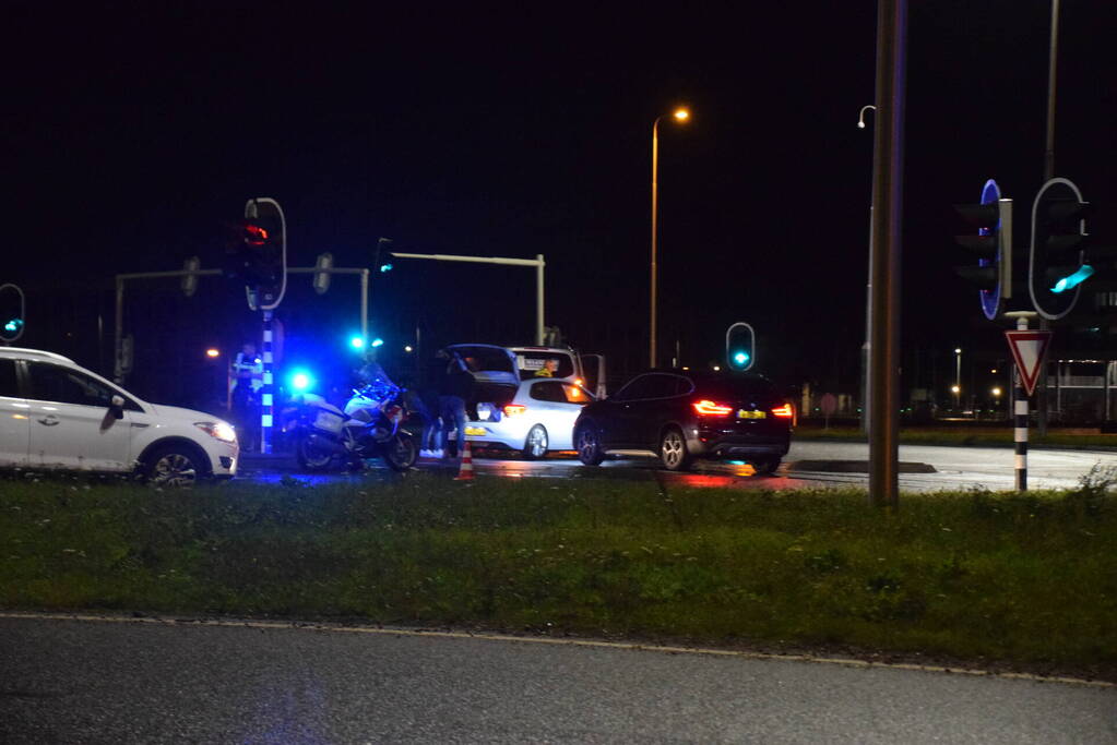 Agent gewond bij aanrijding met bestelbus