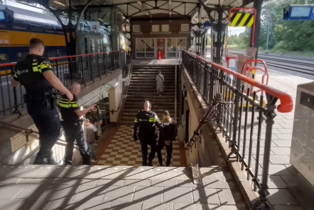 Agenten in kogelwerende vesten houden man aan in trein