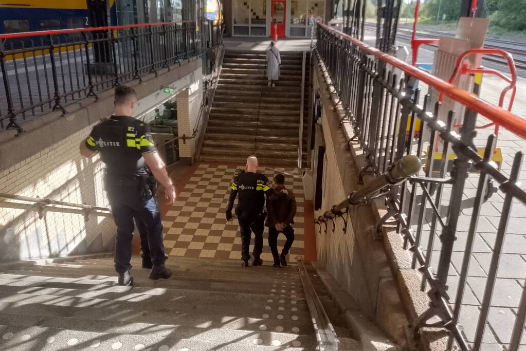 Agenten in kogelwerende vesten houden man aan in trein