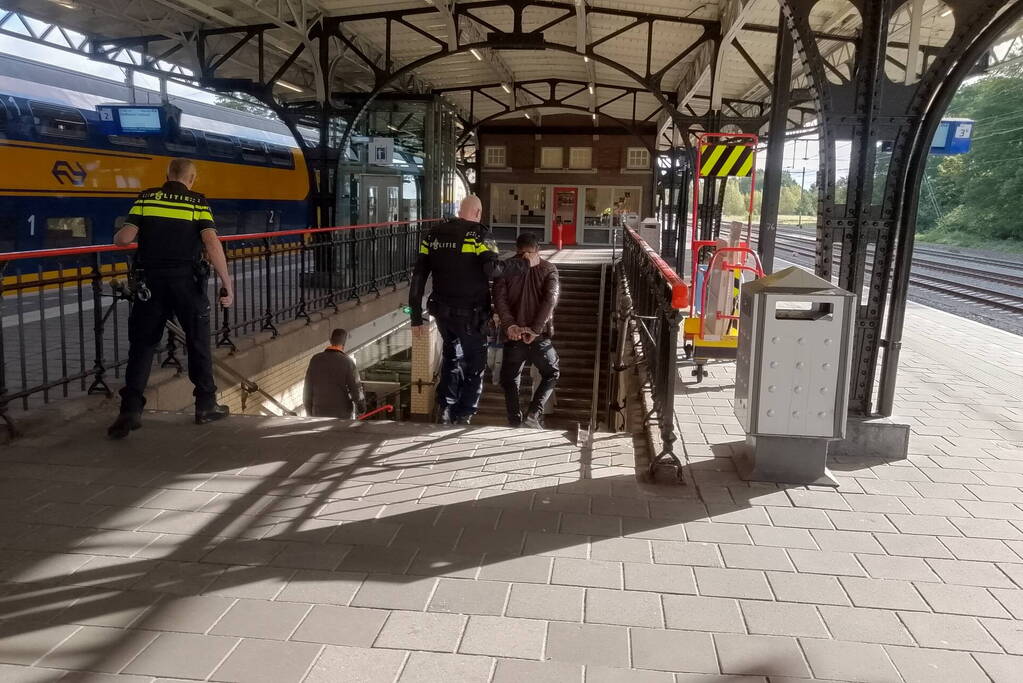 Agenten in kogelwerende vesten houden man aan in trein