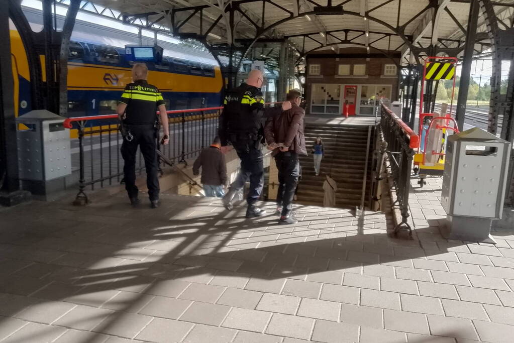 Agenten in kogelwerende vesten houden man aan in trein