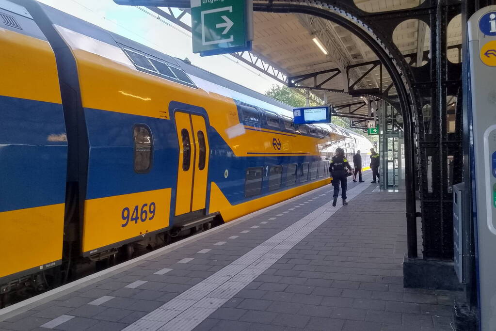 Agenten in kogelwerende vesten houden man aan in trein