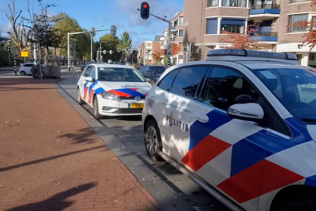 Agenten in kogelwerende vesten houden man aan in trein