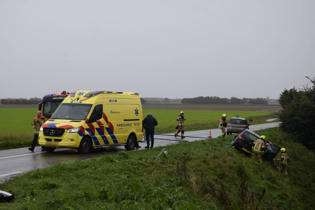 Brandweer bevrijdt inzittenden na frontale botsing op kruising