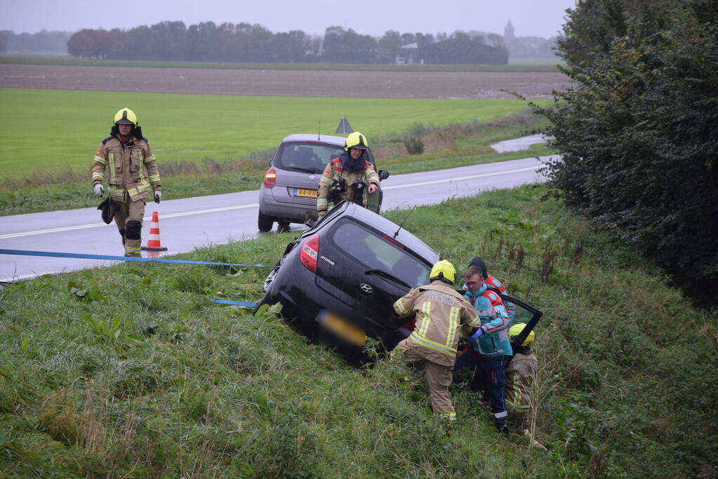 Brandweer bevrijdt inzittenden na frontale botsing op kruising