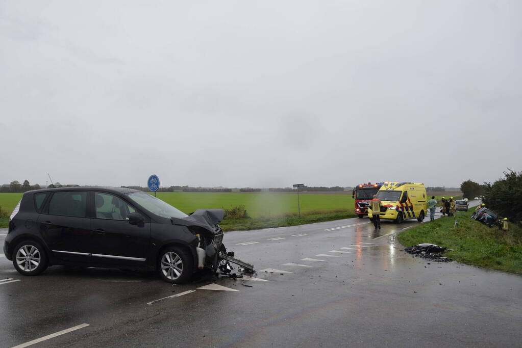 Brandweer bevrijdt inzittenden na frontale botsing op kruising