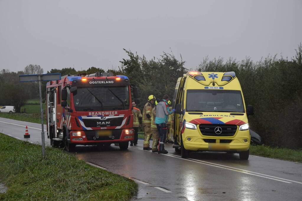 Brandweer bevrijdt inzittenden na frontale botsing op kruising