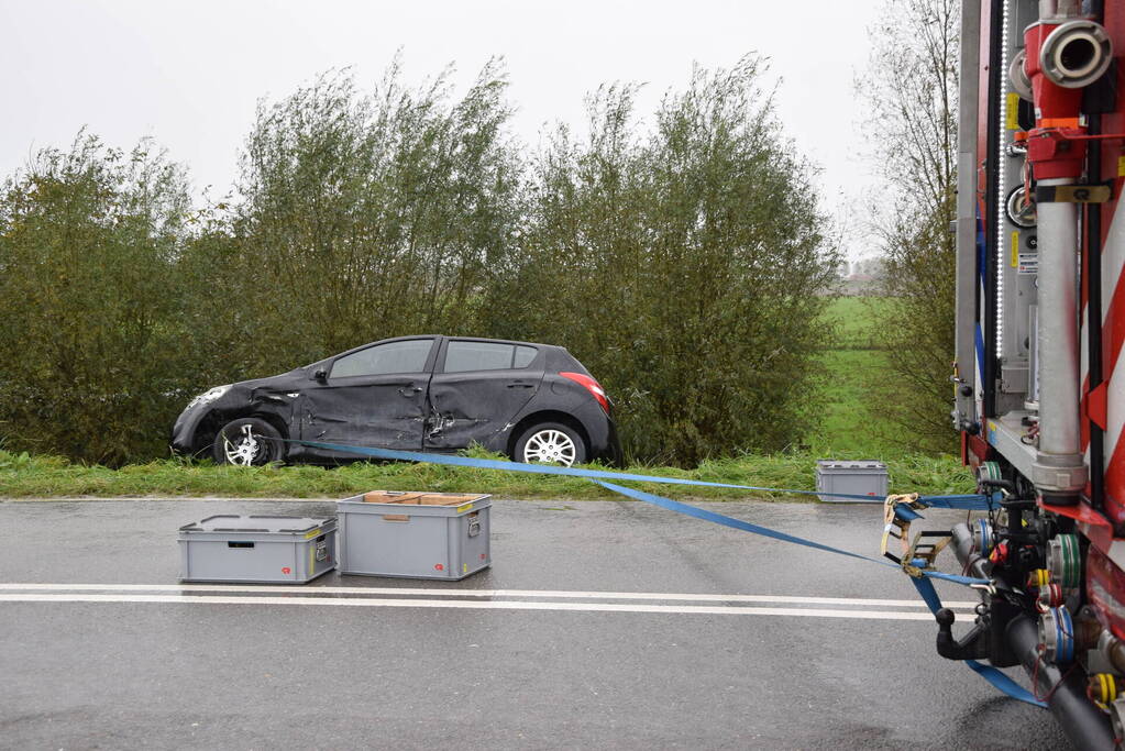 Brandweer bevrijdt inzittenden na frontale botsing op kruising