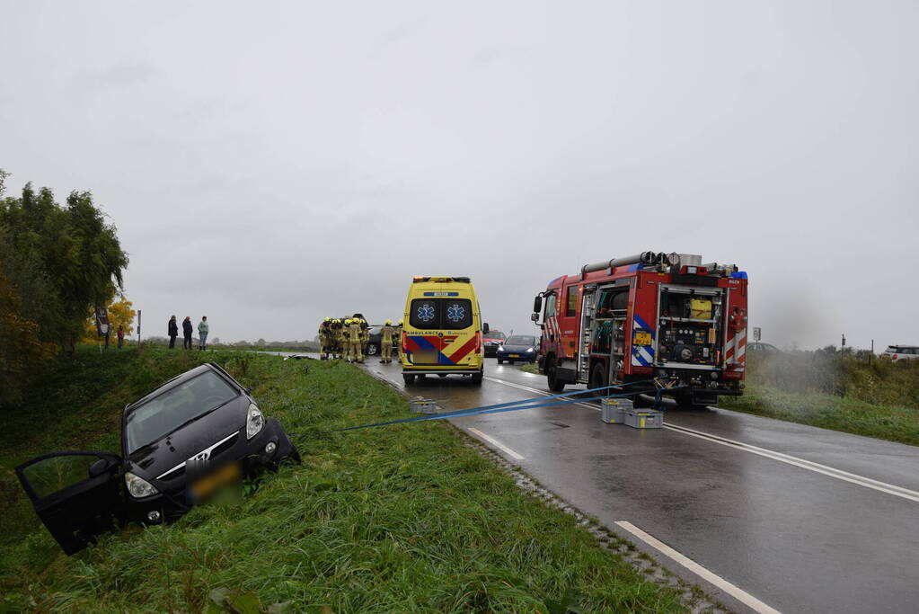 Brandweer bevrijdt inzittenden na frontale botsing op kruising