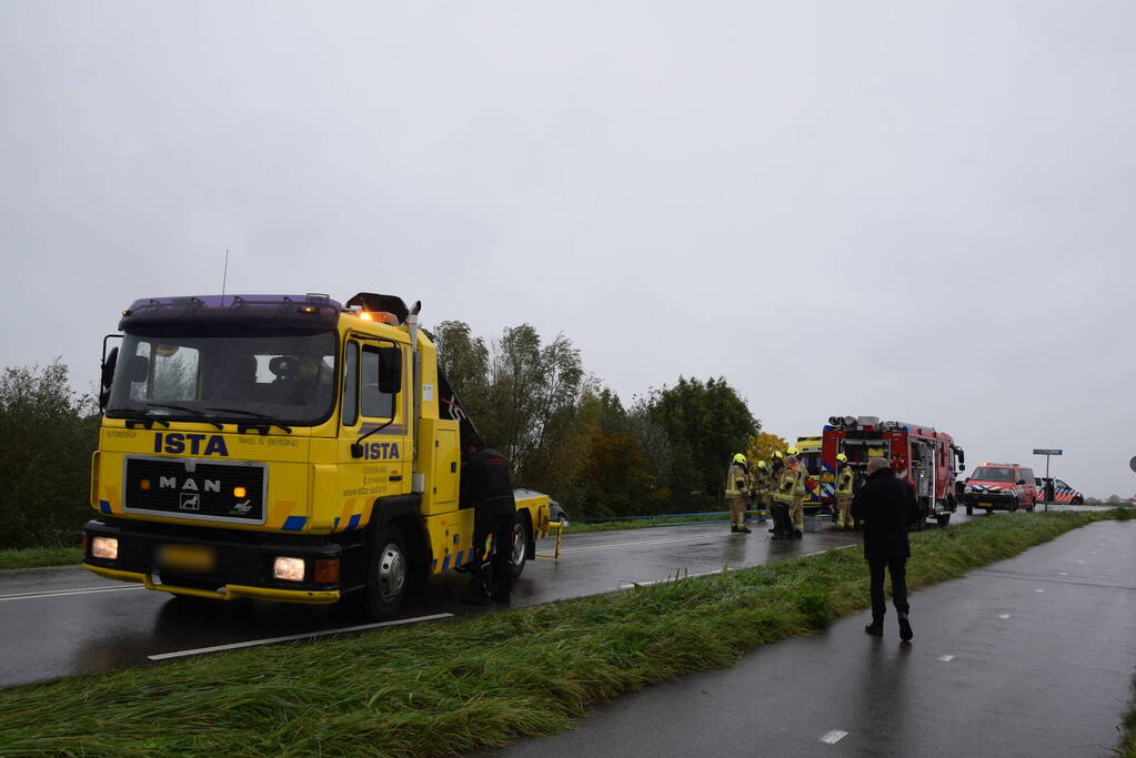 Brandweer bevrijdt inzittenden na frontale botsing op kruising