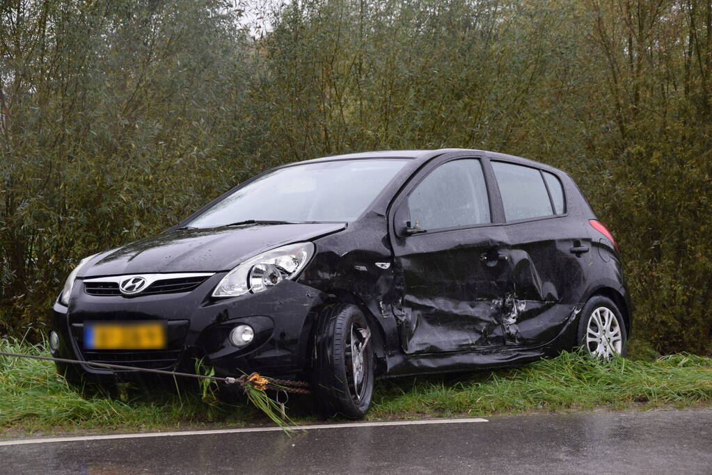 Brandweer bevrijdt inzittenden na frontale botsing op kruising