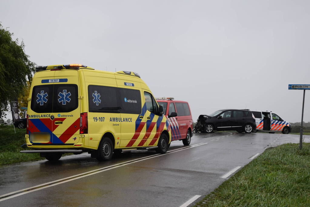 Brandweer bevrijdt inzittenden na frontale botsing op kruising