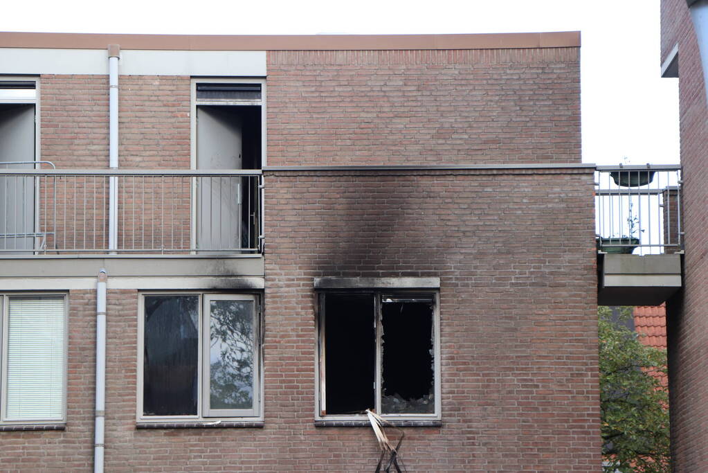 EOD haalt explosief materiaal uit woning