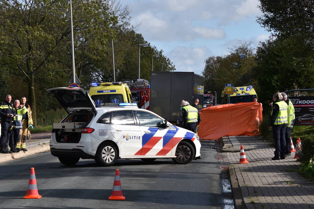 Persoon overleden bij botsing met bakwagen