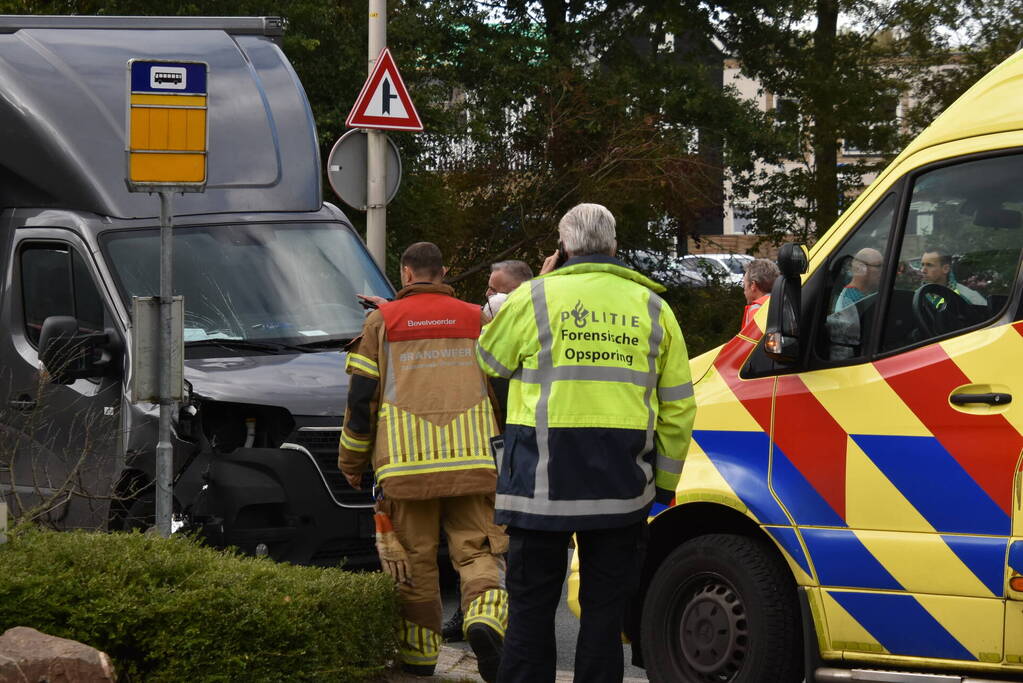 Persoon overleden bij botsing met bakwagen