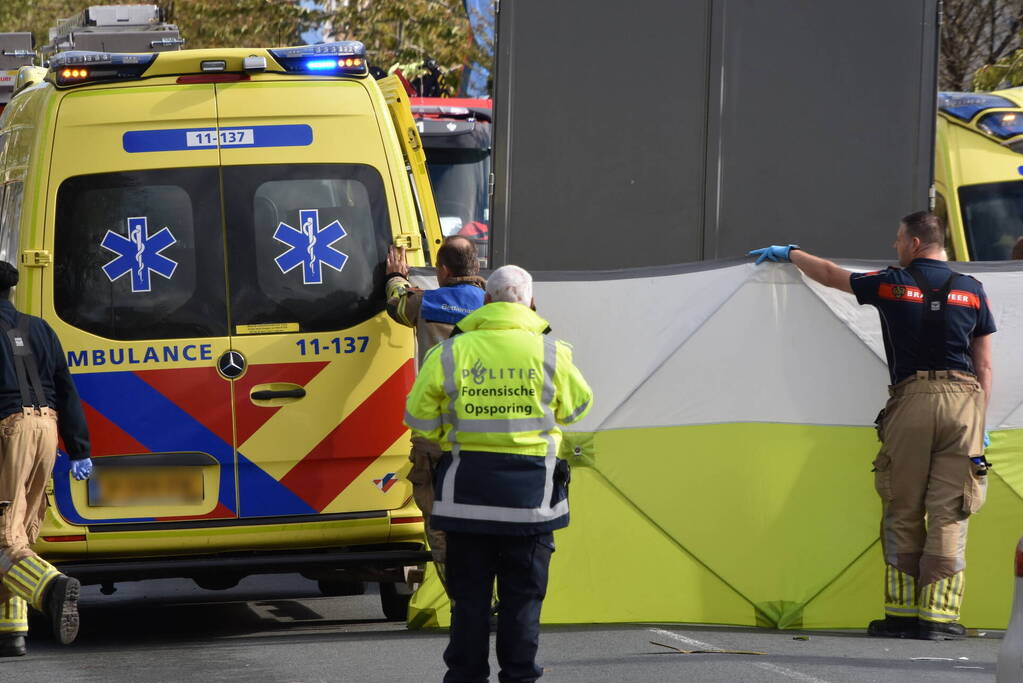 Persoon overleden bij botsing met bakwagen