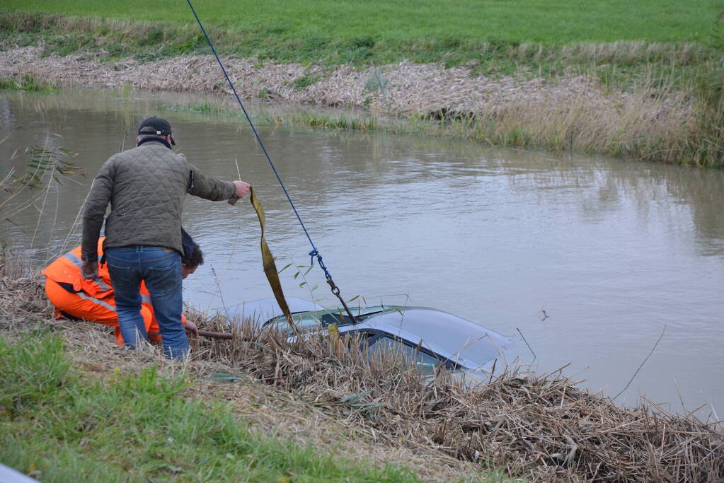 Auto raakt van de weg en belandt in water